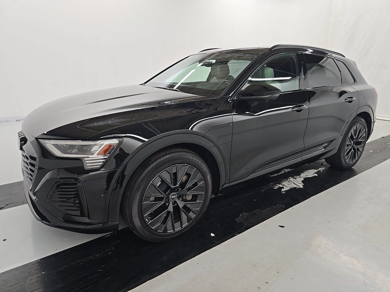 Used 2024 Audi Q8 e-tron Prestige w/ Prestige Package AWD/4WD image 3
