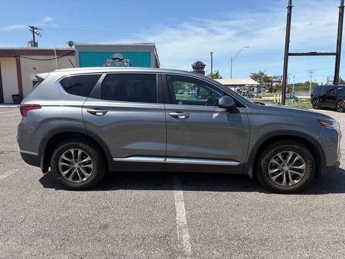 Used 2019 Hyundai Santa Fe SE image 2