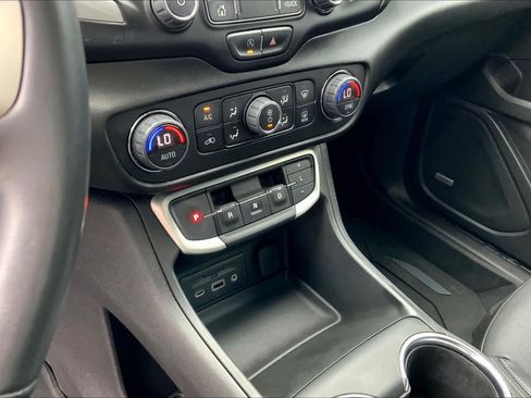 Used 2022 GMC Terrain SLT w/ Infotainment Package II FWD image 14