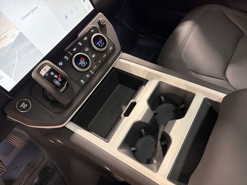 New 2026 Land Rover Defender 110 X-Dynamic SE image 17