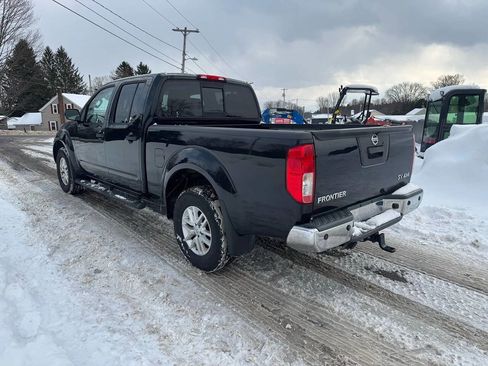 Used 2016 Nissan Frontier SV image 2