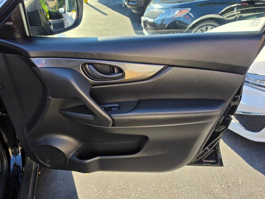 Used 2019 Nissan Rogue S AWD/4WD image 39
