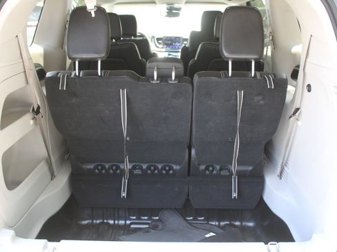Used 2023 Chrysler Pacifica Touring-L FWD image 13