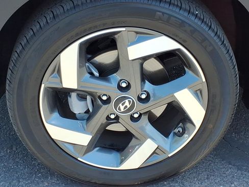 Certified 2025 Hyundai Venue SEL FWD image 9