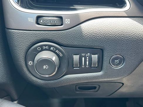 Used 2019 Jeep Cherokee Limited FWD image 12
