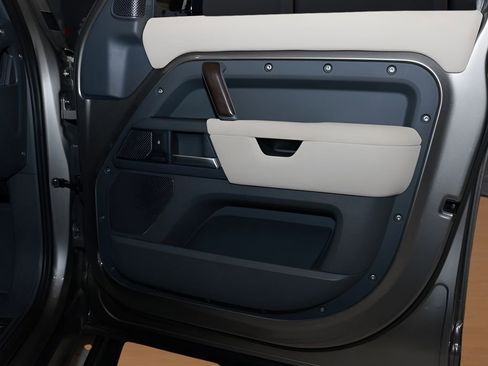 Used 2023 Land Rover Defender 110 X-Dynamic SE image 21