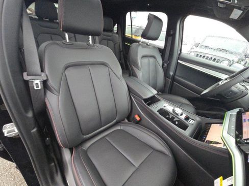 Used 2024 Jeep Wagoneer S image 13