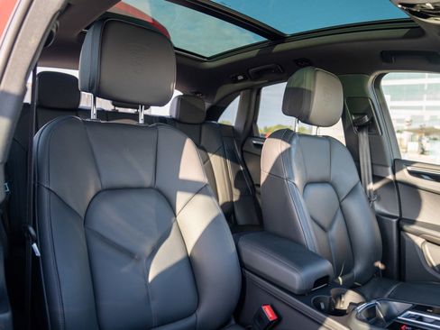 Certified 2022 Porsche Macan AWD/4WD image 27