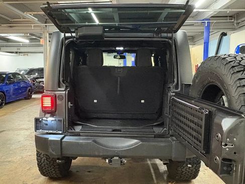 Used 2017 Jeep Wrangler Rubicon w/ Connectivity Group AWD/4WD image 9