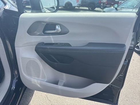 Used 2023 Chrysler Pacifica Touring-L FWD image 8