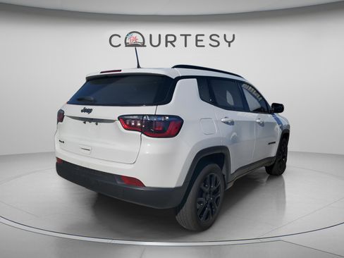 Certified 2025 Jeep Compass Latitude w/ Altitude Special Edition AWD/4WD image 3