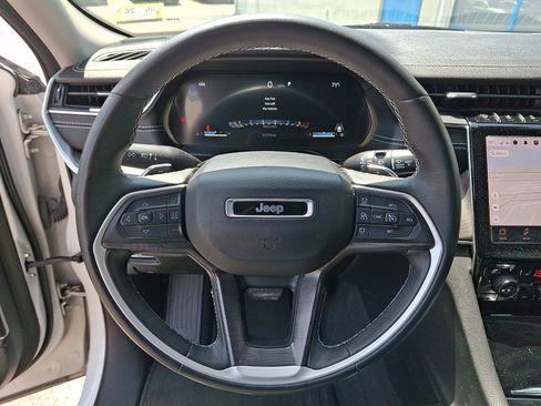 Used 2022 Jeep Grand Cherokee Limited AWD/4WD image 17