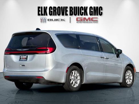 Used 2024 Chrysler Pacifica Touring-L image 4