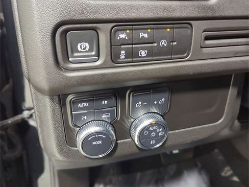 Certified 2024 GMC Yukon SLT w/ SLT Luxury Package image 17