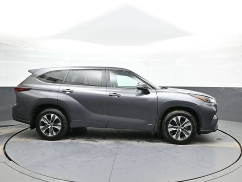 Used 2025 Toyota Highlander XLE AWD/4WD image 5