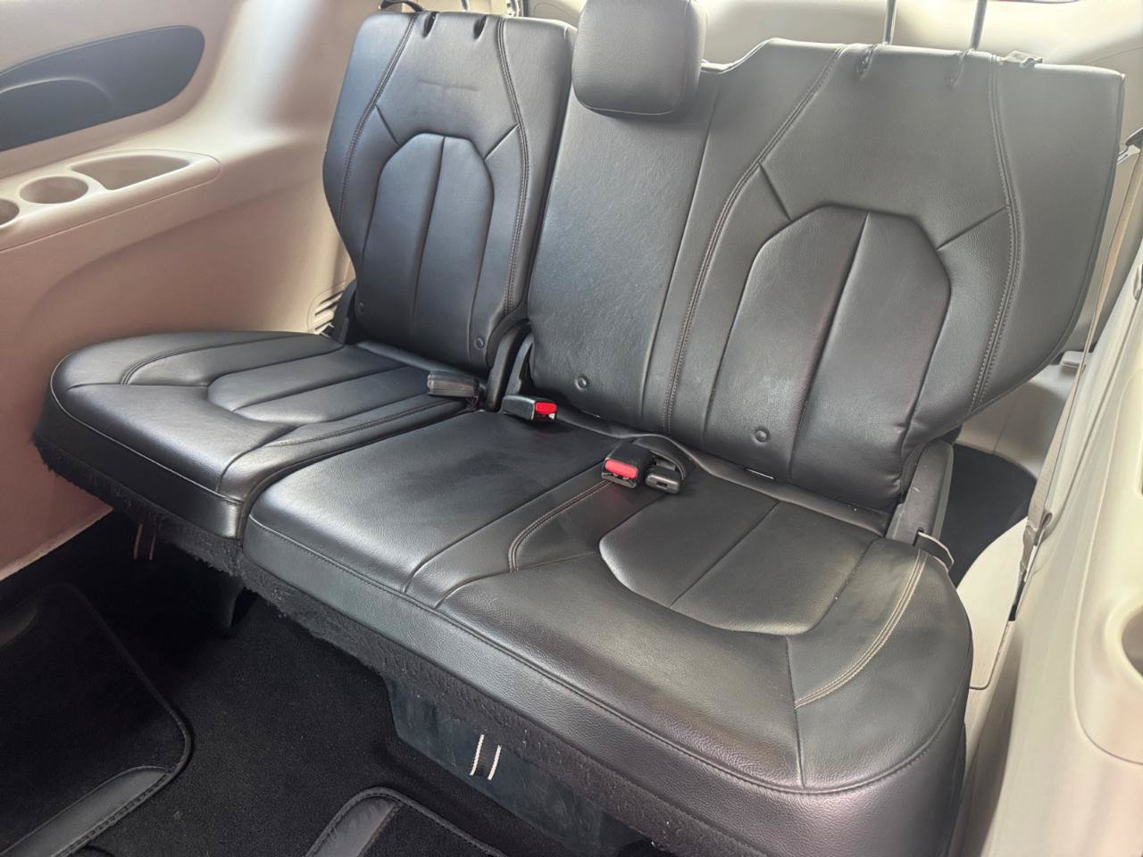 Used 2017 Chrysler Pacifica Touring-L FWD image 17