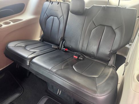 Used 2017 Chrysler Pacifica Touring-L FWD image 17