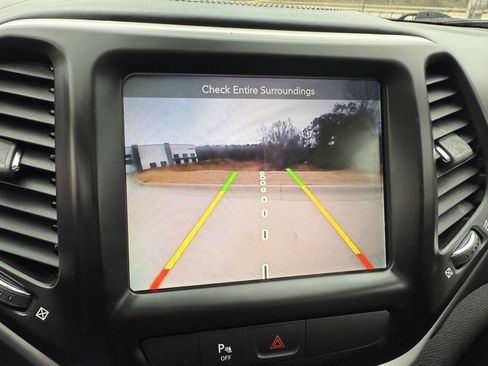 Used 2017 Jeep Cherokee Overland image 8