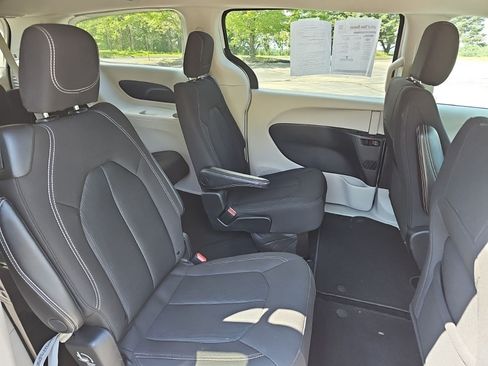Used 2023 Chrysler Voyager LX FWD image 15