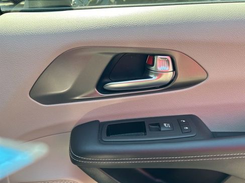 Used 2023 Chrysler Pacifica Touring-L image 23