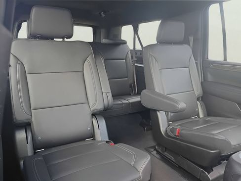 Used 2021 Chevrolet Suburban Z71 w/ Luxury Package AWD/4WD image 11