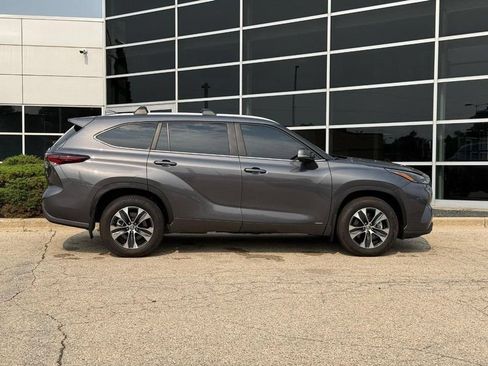 Used 2025 Toyota Highlander XLE AWD/4WD image 2