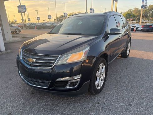 Used 2017 Chevrolet Traverse LT w/ Style and Technology Package FWD image 2