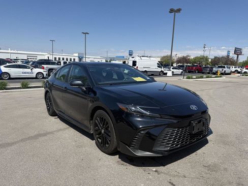 Used 2025 Toyota Camry SE FWD image 1