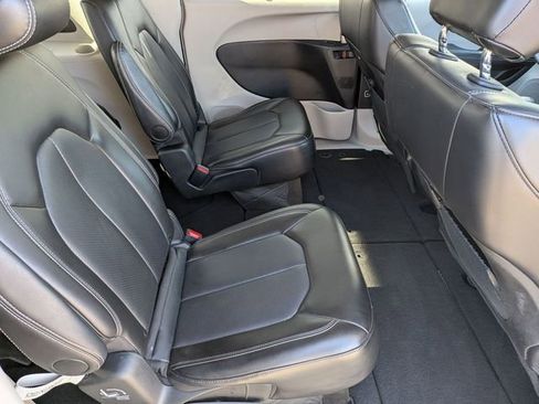 Used 2024 Chrysler Pacifica Touring-L image 28