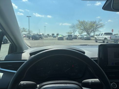 Used 2025 Toyota Corolla LE image 32