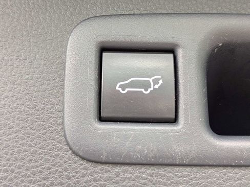 Used 2023 Toyota Highlander XLE FWD image 14