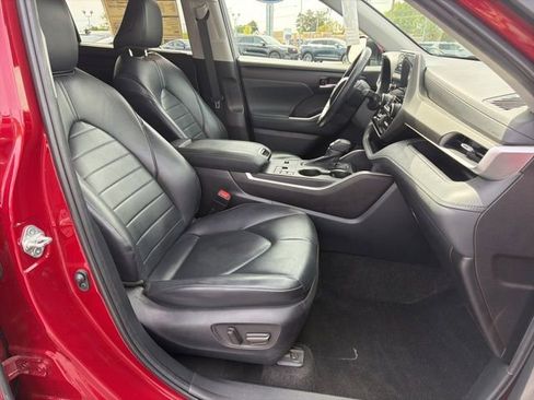 Used 2023 Toyota Highlander XLE image 19