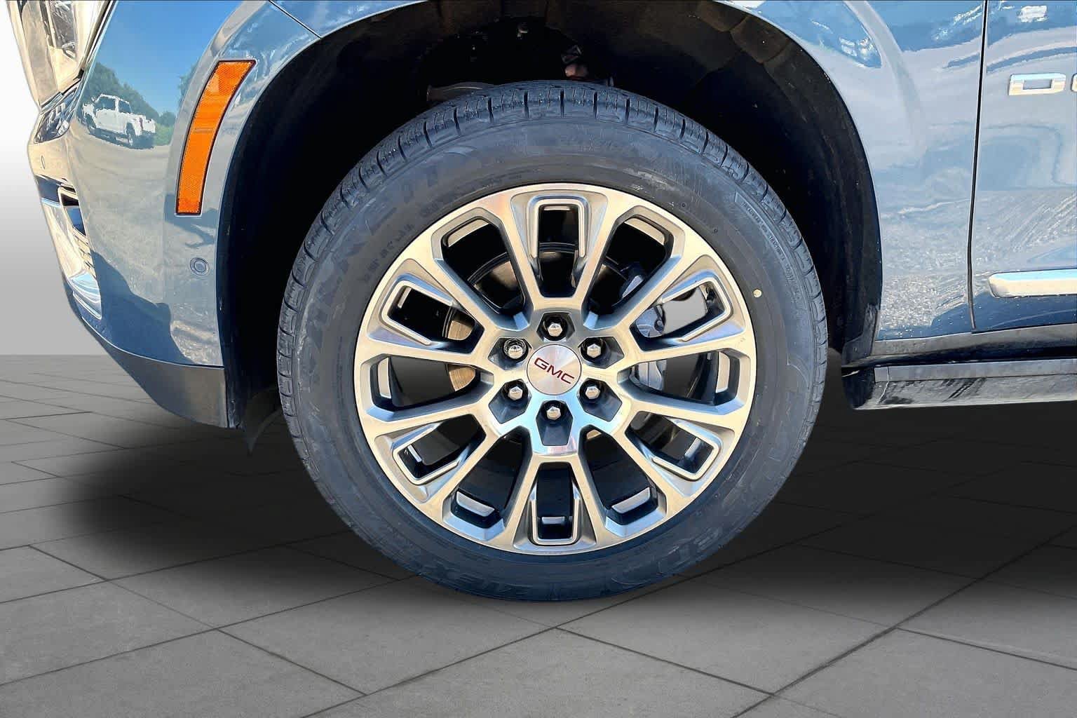 Used 2025 GMC Yukon Denali w/ Denali Reserve Package AWD/4WD image 10
