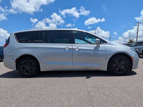 Used 2022 Chrysler Pacifica Limited w/ Uconnect Theater Family Group FWD image 2