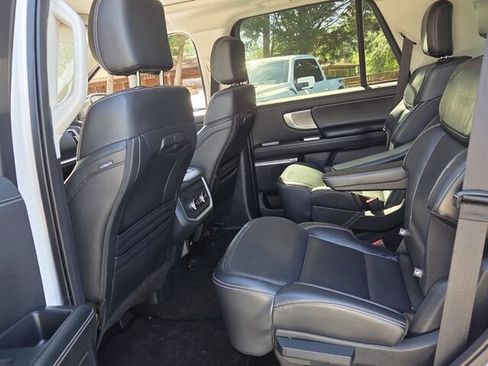 Used 2025 Ford Expedition Platinum AWD/4WD image 9