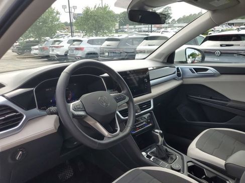 Used 2025 Volkswagen Taos SE w/ Panoramic Sunroof Package AWD/4WD image 18