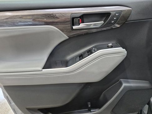 Used 2021 Toyota Highlander Platinum AWD/4WD image 28