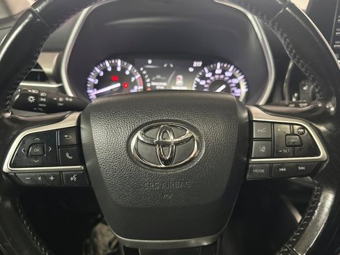 Used 2022 Toyota Highlander XLE AWD/4WD image 35