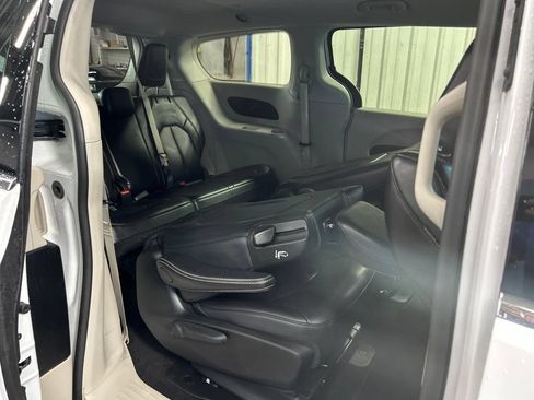 Used 2024 Chrysler Pacifica Limited FWD image 45