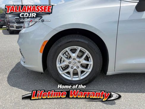 Used 2023 Chrysler Pacifica Touring-L FWD image 12