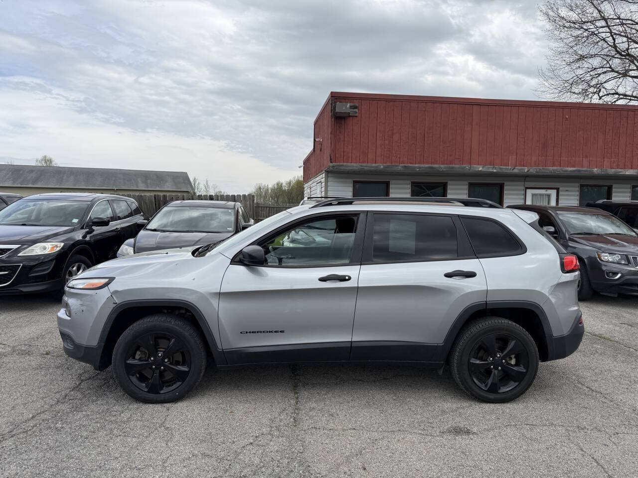 Used 2017 Jeep Cherokee Sport FWD image 3