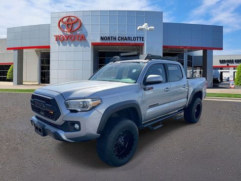 Used 2019 Toyota Tacoma TRD Off-Road w/ Technology Package image 4