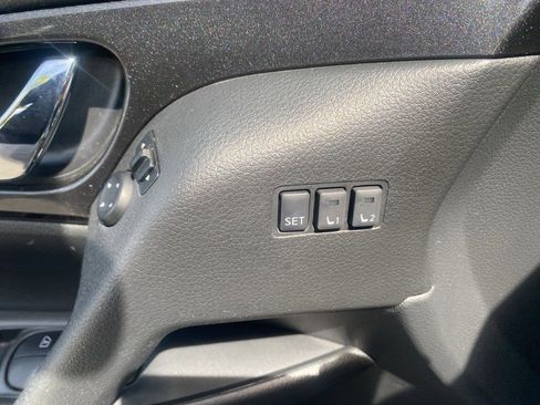 Used 2018 Nissan Rogue SV w/ Premium Package image 13