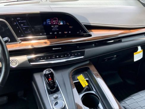 Used 2022 Cadillac Escalade Premium Luxury Platinum w/ Heavy-Duty Trailer Package AWD/4WD image 7