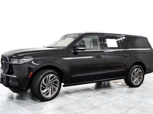 Used 2025 Lincoln Navigator L Reserve AWD/4WD image 4