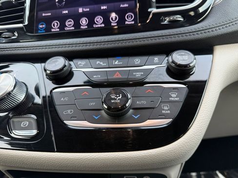 Used 2018 Chrysler Pacifica Limited w/ Advanced Safetytec Group image 17