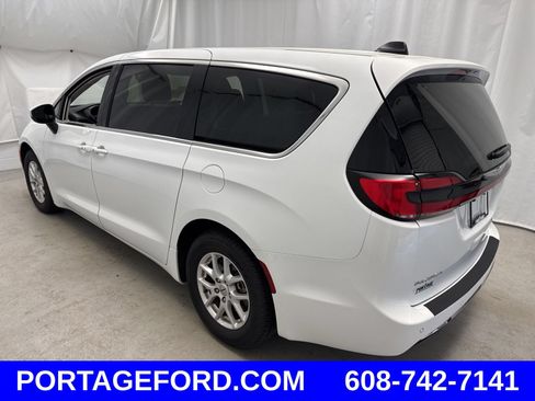 Used 2023 Chrysler Pacifica Touring-L FWD image 4