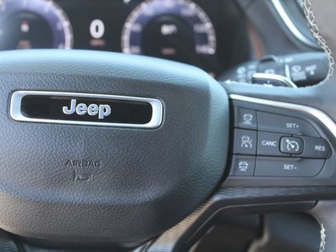 Used 2025 Jeep Grand Cherokee Altitude RWD image 17