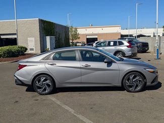 Used 2025 Hyundai Elantra Limited video 4