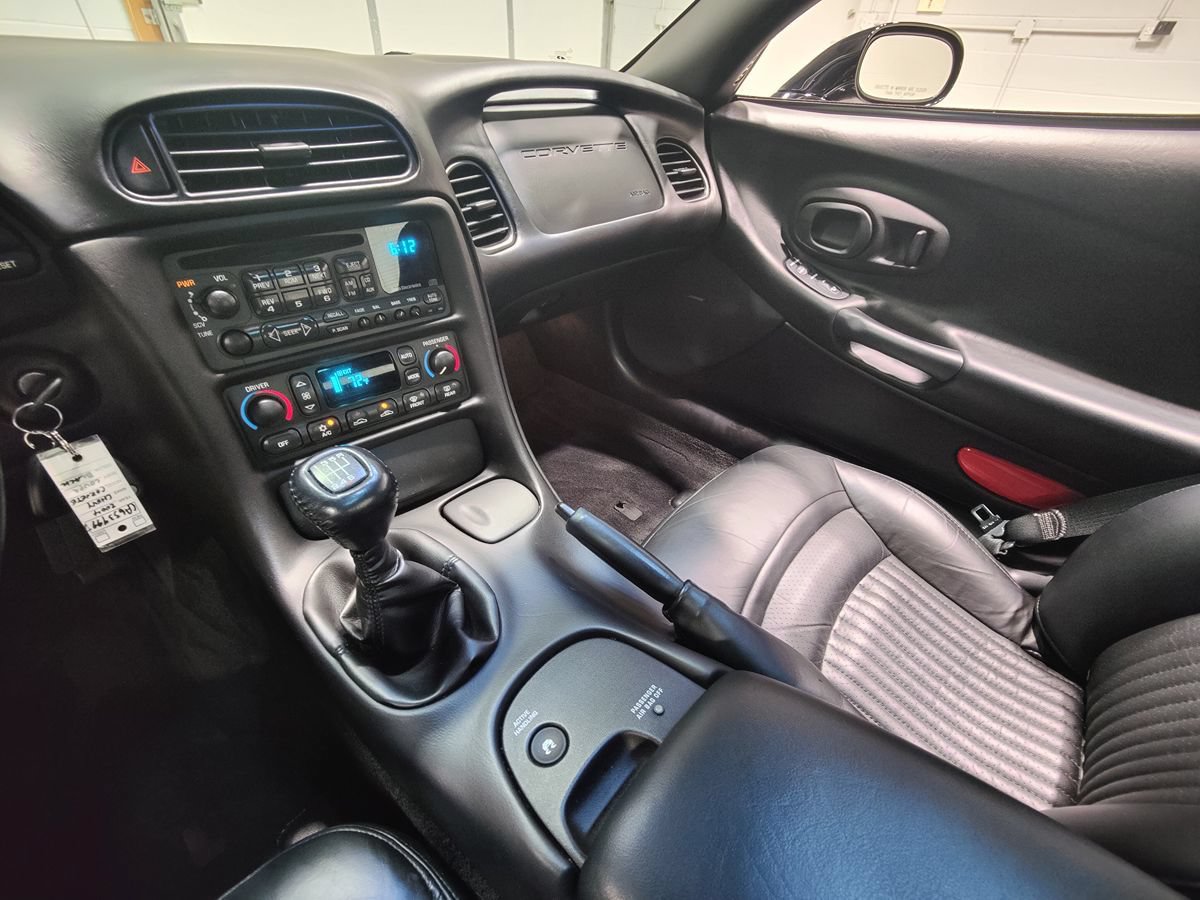 Used 2004 Chevrolet Corvette Coupe w/ Preferred Equipment Group RWD image 29